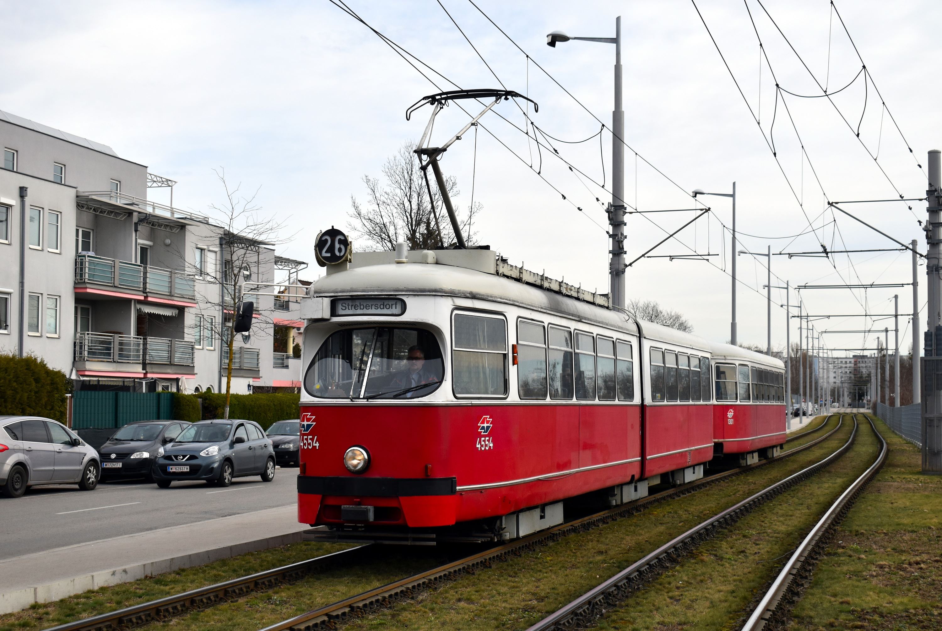 26 Edmund-Hawranek-Platz Süßenbrunner Straße/Oberfeldgasse