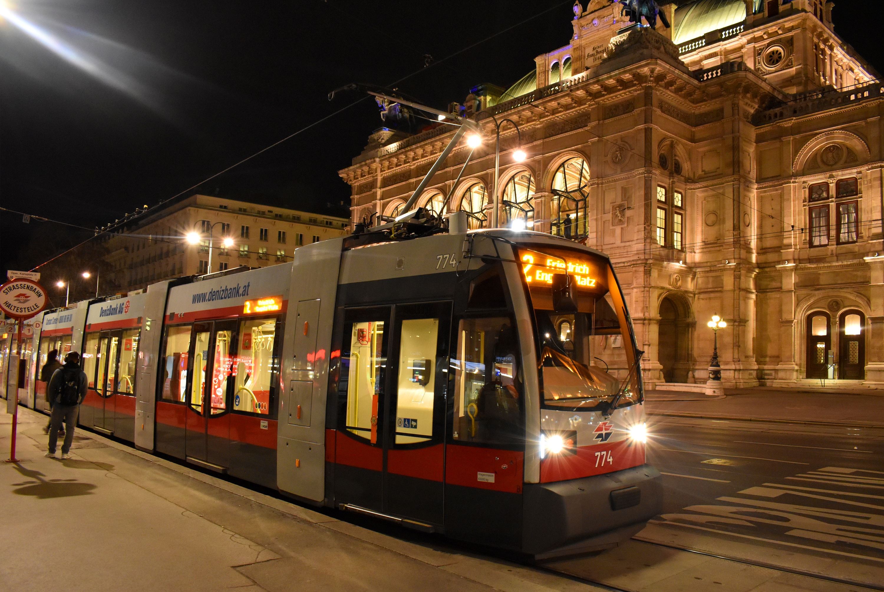 2 Friedrich-Engels-Platz Oper/Karlsplatz