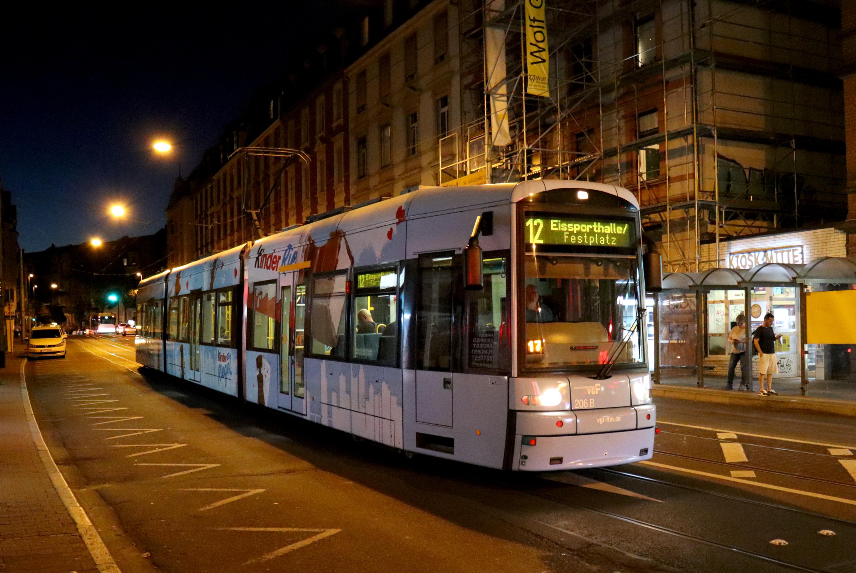 12 F-Eissporthalle/Festplatz F-Bornheim Mitte