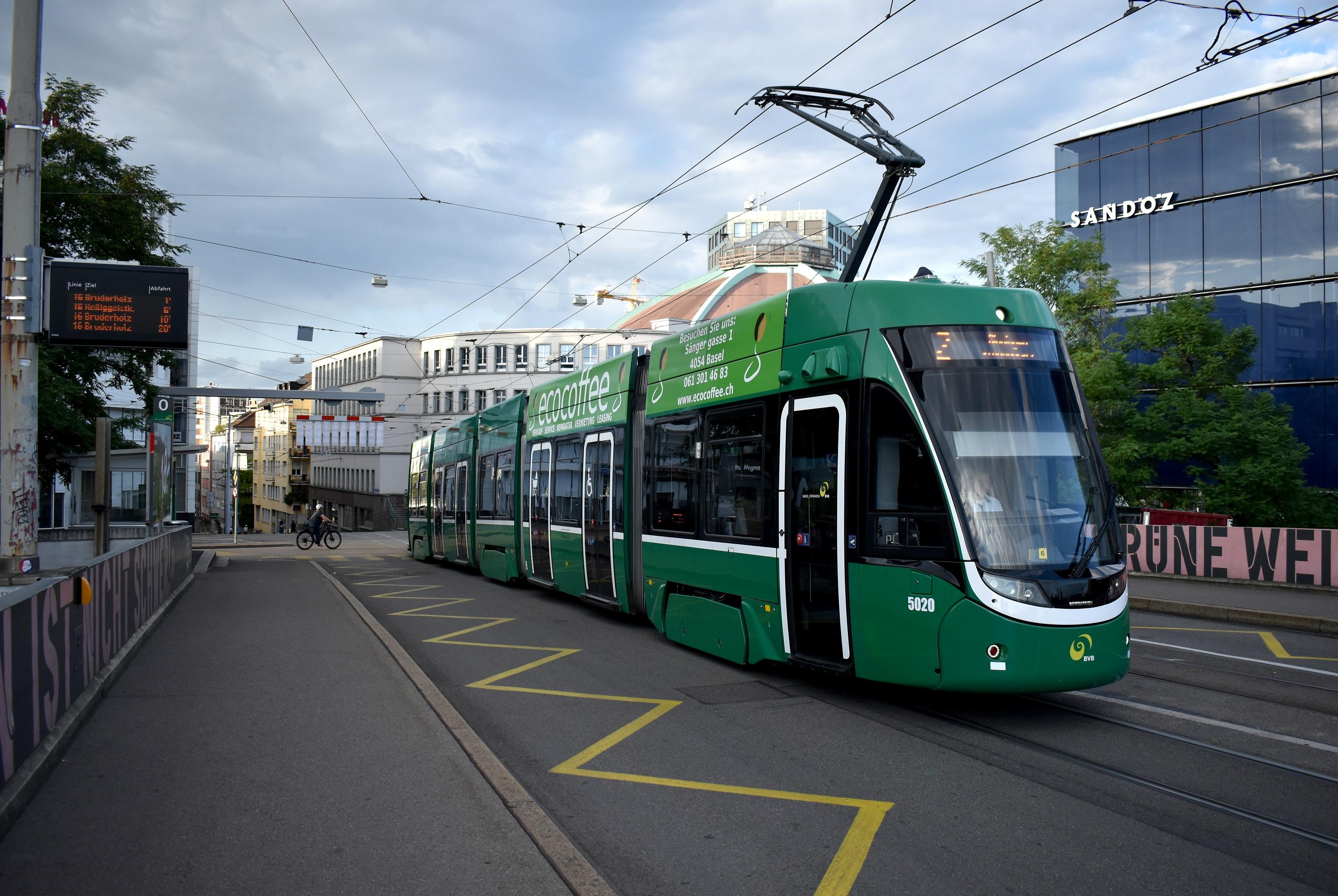 2 Binningen-Kronenplatz Markthalle