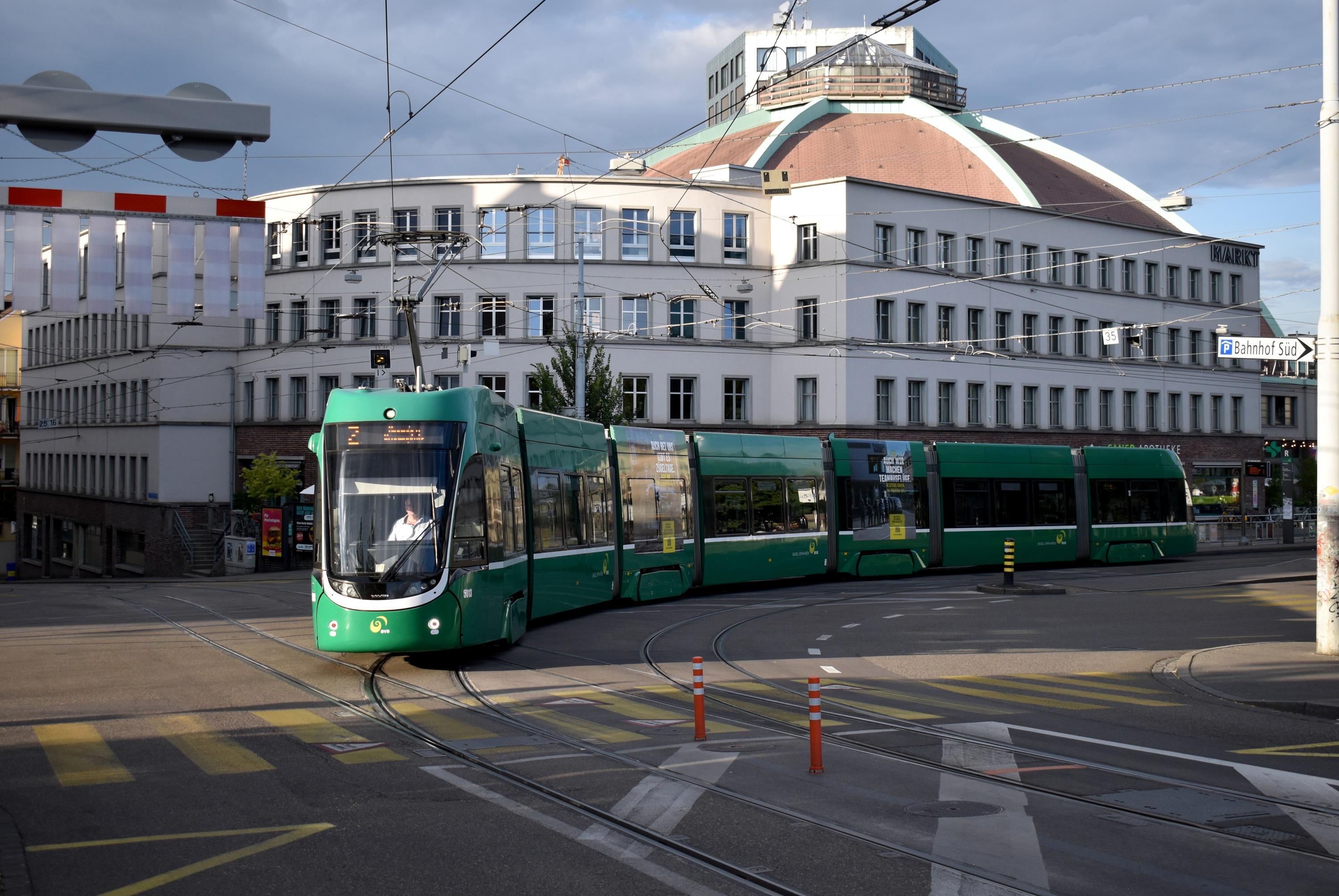 2 Binningen-Kronenplatz Markthalle